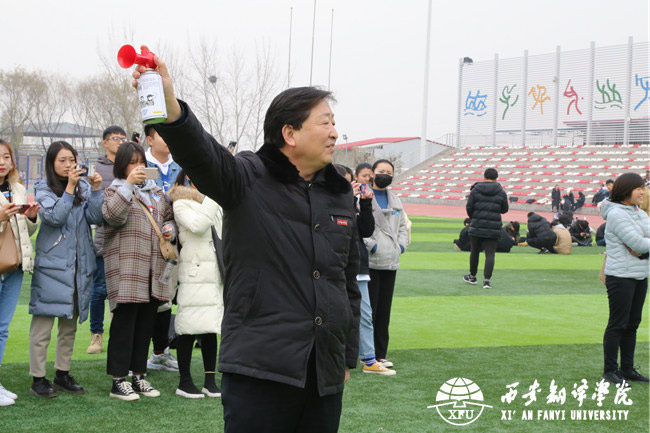 公司副董事长兼教务长齐玉水鸣枪开赛